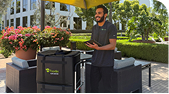 Foodja driver with cart outside